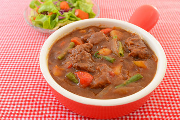 ビーフシチューとサラダ