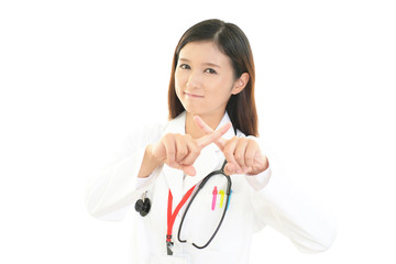 禁止の意思表示をする女医