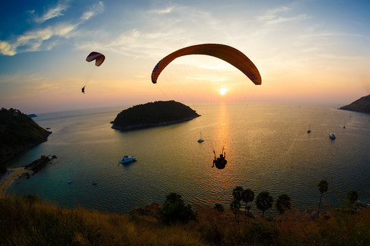 Flight of a paraplane in the twilight