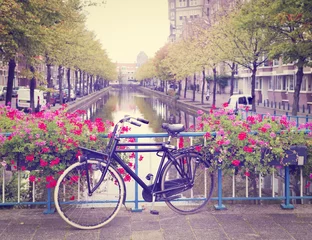Selbstklebende Fototapete Foto des Tages Fahrrad auf einer Brücke