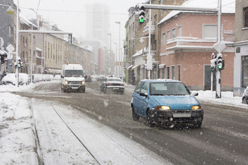 Naklejka premium Snowy winter road with cars driving