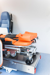 Trage in einem Rettungswagen