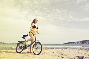 Obraz premium Riding a bike at the beach
