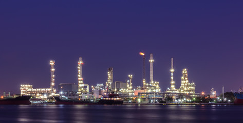 Plakat Oil refinery plant illuminated at twilight