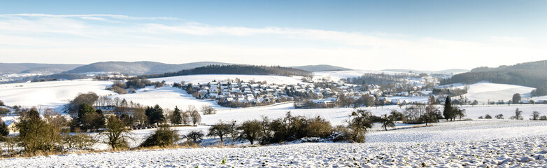 Obraz premium Panorama Winterlandschaft mit Schnee im Spessart