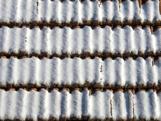 Schnee auf Hausdach