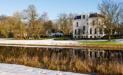 Obraz premium Historic estate at the water in wintertime