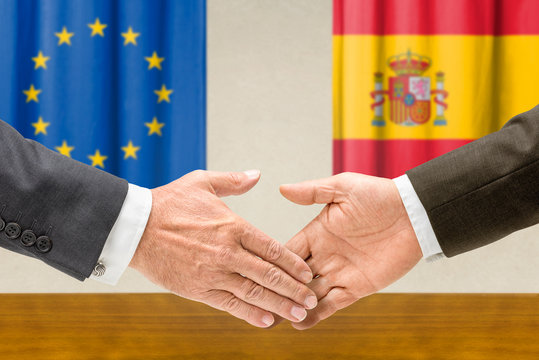 Vertreter der EU und Spaniens reichen sich die Hand