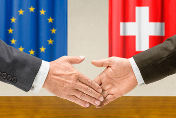 Vertreter der EU und der Schweiz reichen sich die Hand