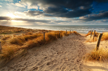 Sonnenuntergang über Sandweg zur Nordsee