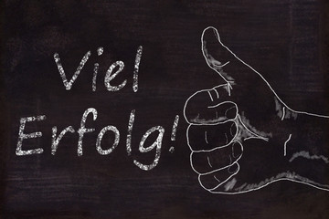 Schultafel mit Kreidezeichnung, Daumen hoch, Viel Erfolg