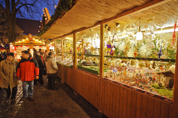Obraz premium Romantischer Weihnachtsmarkt in Bayern