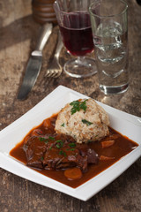 Bayerische Kalbsbäckchen mit Semmelknödel
