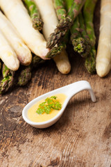 Roher Spargel und Sauce hollandaise