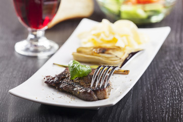 Steak mit Basilikum und Nudeln