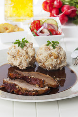 Bayerischer Schweinbraten mit Knödel