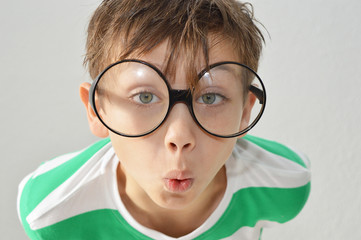 Kind mit brille
