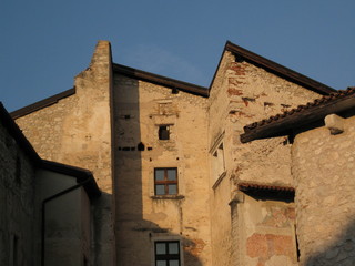 Fototapeta na wymiar Besenello e Castel Beseno