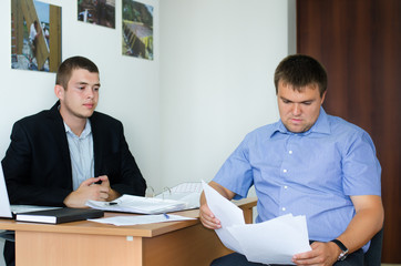 Client reading a contract with a broker