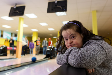 trisomique femme jouant bowling