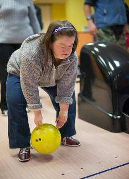 trisomique femme jouant bowling