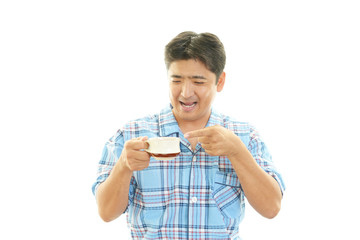 珈琲を飲む笑顔の男性