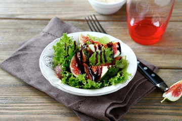 Salad with figs, lettuce and balsamic sauce