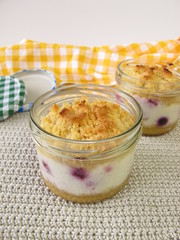 Kuchen im Glas mit Beeren und Joghurt