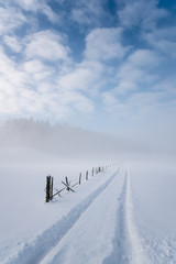 campagne enneig&eacute;e sous la brume