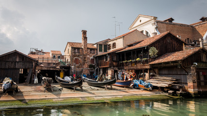 Fototapeta na wymiar Atelier fabrication réparation gondoles à Venise