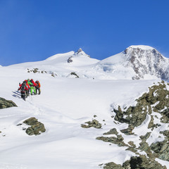 Fototapeta na wymiar Alpinisten-Gruppe beim Aufstieg zum Gipfel