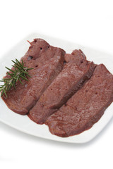 fette di fegato con rosmarino_ sfondo bianco