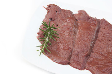 fette di fegato con rosmarino_ sfondo bianco