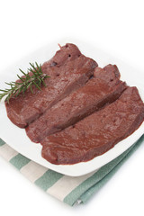 fette di fegato con rosmarino_ sfondo bianco