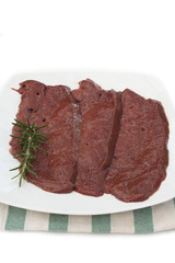 fette di fegato con rosmarino_ sfondo bianco