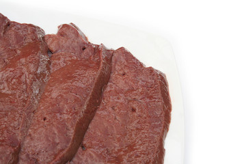 fette di fegato su piatto_ sfondo bianco