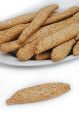 grissini integrali ai cereali_ sfondo bianco