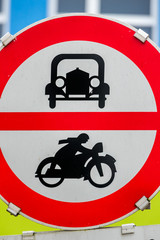 Verbotschild für Auto und Motorrad