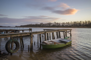 łódki wędkarska przy drewnianym pomoście © Mike Mareen