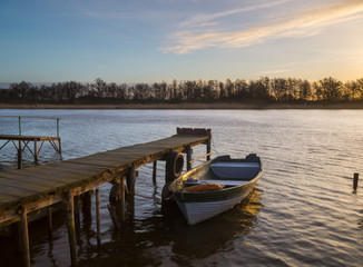 łódź wędkarska przy drewnianym pomoście