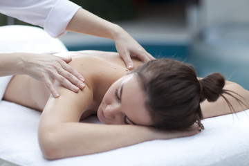 Obraz na płótnie Canvas Young woman getting a massage in a spa 