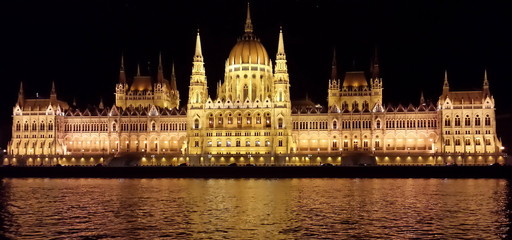 Fototapeta premium Parliament building in Budapest by night, Hungary