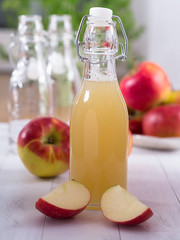 Apfelsaft in einer Flasche
