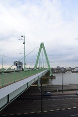 Fototapeta na wymiar Severinsbrücke, pont à haubans, Cologne 