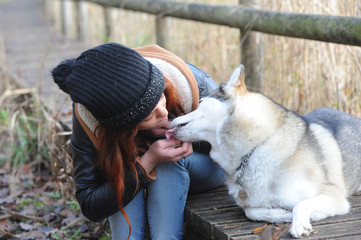 jeune femme rousse et chien loup