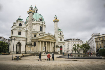 Obraz premium St. Charles's Church (Karlskirche) in Vienna, Austria in twilight