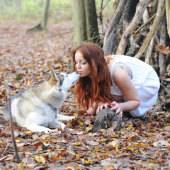 jeune femme et chien loup