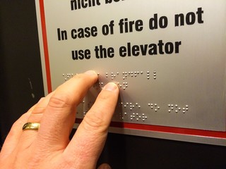 Blindenschrift am Aufzug