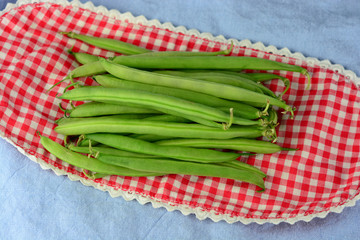 Sperzieboontjes op een geruit kleedje