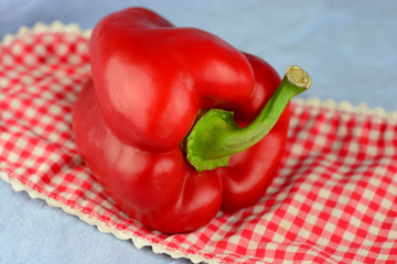 verse rode paprika op een rood geruit kleedje